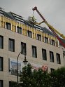 800 kg Fensterrahmen drohte auf Strasse zu rutschen Koeln Friesenplatz P57